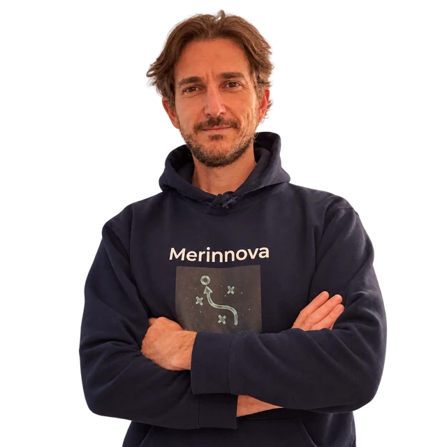 David Tacconi, ritratto a mezzo busto con le braccia incrociate